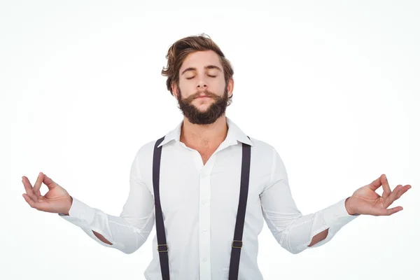 Hipster meditando braços estendidos — Fotografia de Stock