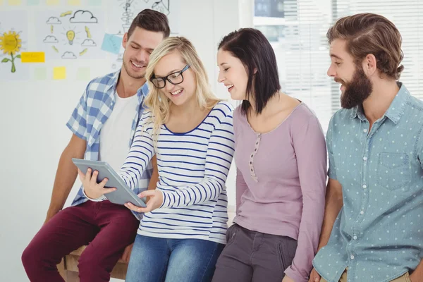 Lachende vrouw werken op digitale tablet met collega 's — Stockfoto