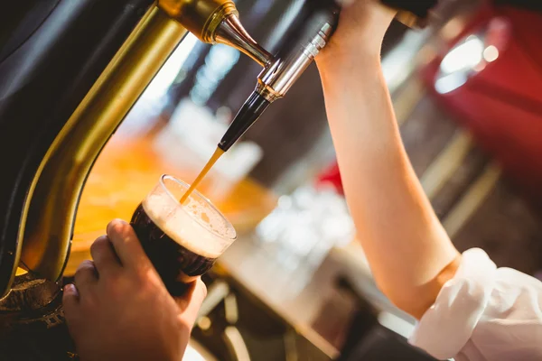 Bijgesneden hand van barkeeper verstrekking van bier — Stockfoto