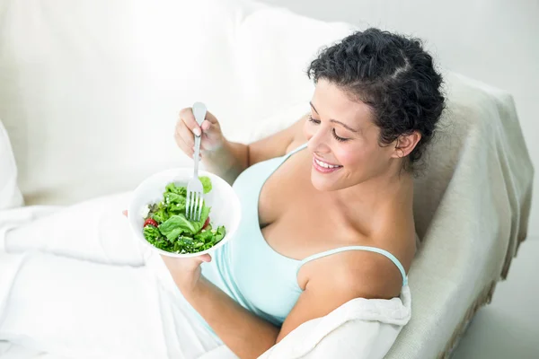 Vista ad alto angolo della donna con insalata — Foto Stock