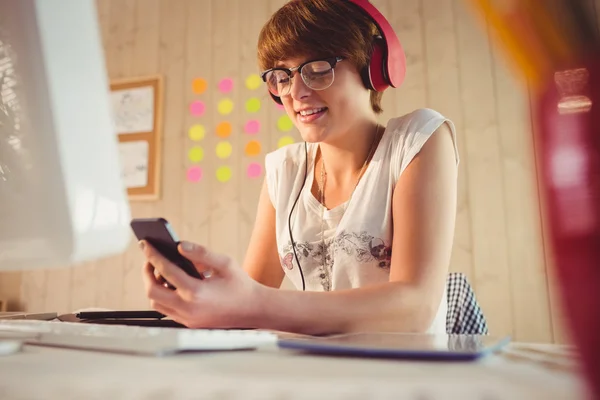 Casual businesswoman using her smartphone — Stock Photo, Image