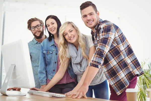 Företag som arbetar vid dator skrivbord — Stockfoto