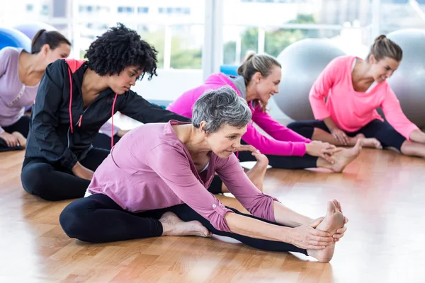 Fit women exercising on hardwood floor — Stock Photo, Image