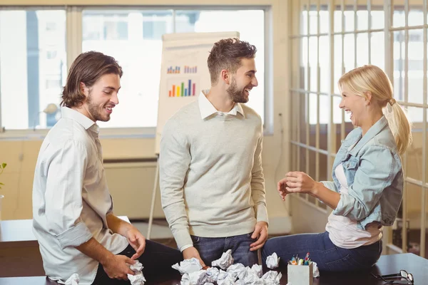 Zufriedene Geschäftsleute mit Papierkugeln — Stockfoto