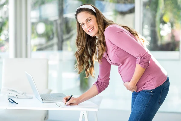 Retrato de mujer de negocios escribiendo nota — Foto de Stock