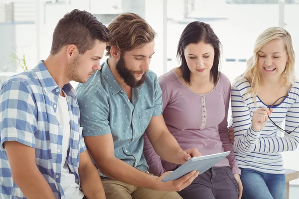 Geschäftsleute nutzen digitales Tablet am Schreibtisch — Stockfoto