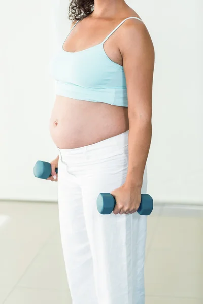 Mujer embarazada levantando pesas —  Fotos de Stock
