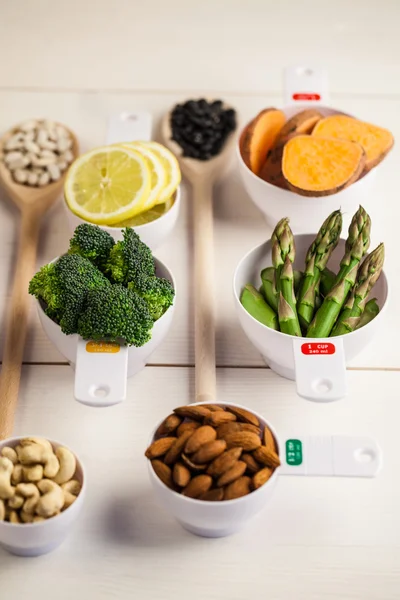 Porzione tazze di ingredienti sani — Foto Stock