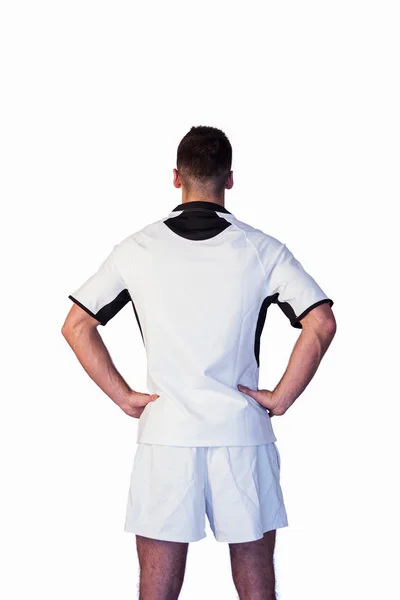 Вид сзади на игрока в регби с руками на талии — стоковое фото
