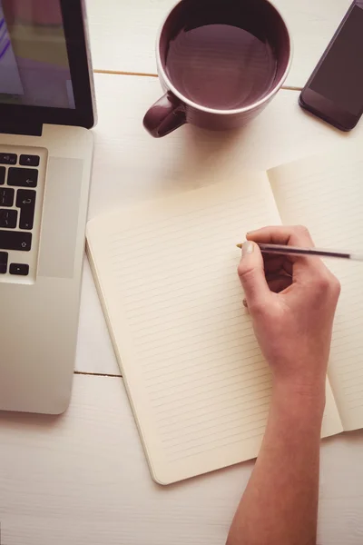 Mujer de negocios usando su portátil en el escritorio — Foto de Stock