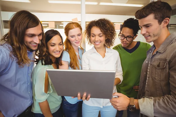 Feliz mujer de negocios mostrando portátil a la gente de negocios — Foto de Stock