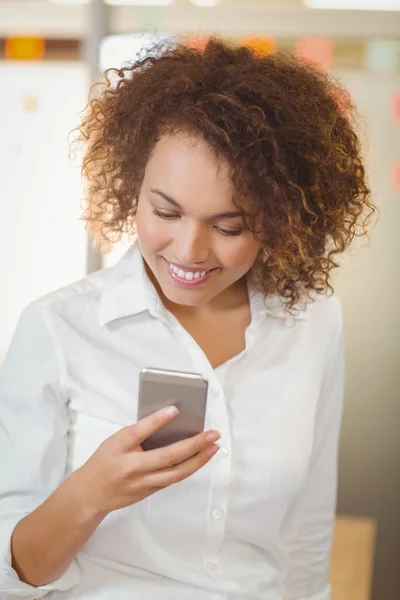 Businesswoman pomocí telefonu — Stock fotografie