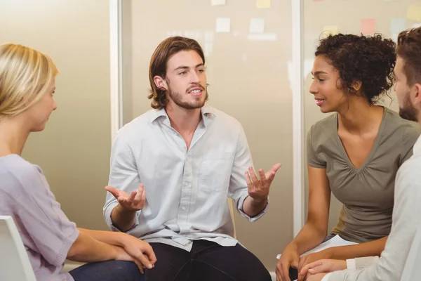 Zakenman praten met collega 's — Stockfoto