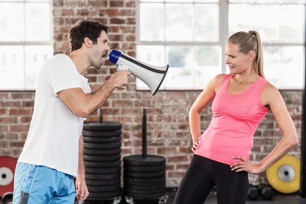 Persönlicher Trainer, der seinen Klienten mit Megafon motiviert — Stockfoto