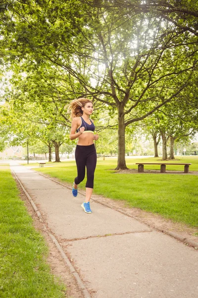 Kvinna som springer i parken — Stockfoto