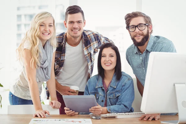 Portret van glimlachen zakelijke professionals met behulp van digitale Tablet PC — Stockfoto