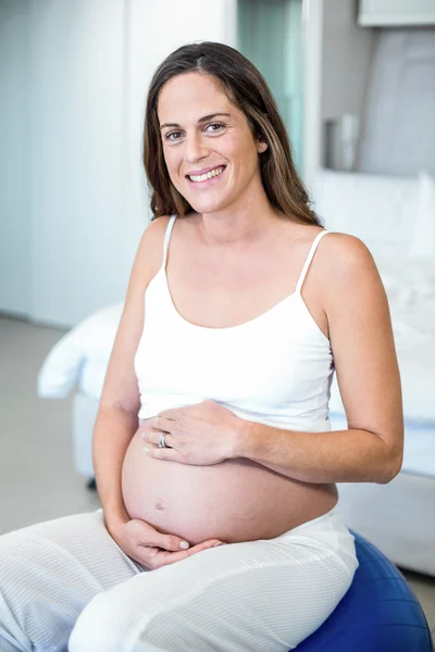 Retrato de mulher alegre em bola de exercício — Fotografia de Stock