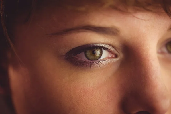 Grünes Auge mit Eyeliner und Lidschatten — Stockfoto