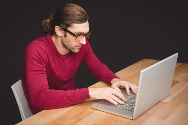 Creatieve zakenman die op laptop werkt Stockfoto