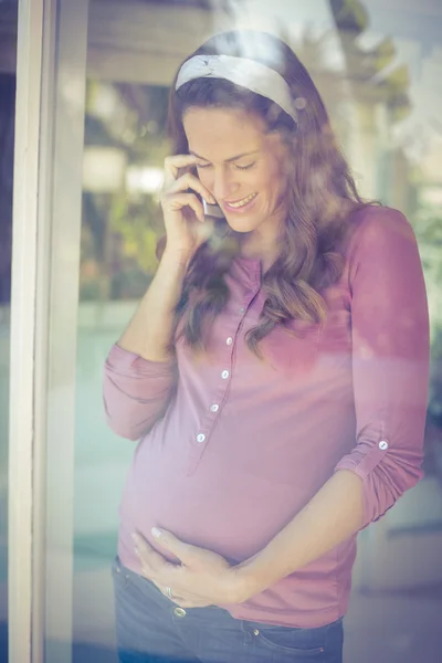 Mulher feliz ouvindo telefonema — Fotografia de Stock