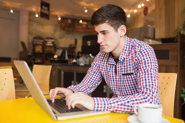 Jeune homme en utilisant un ordinateur portable — Photo