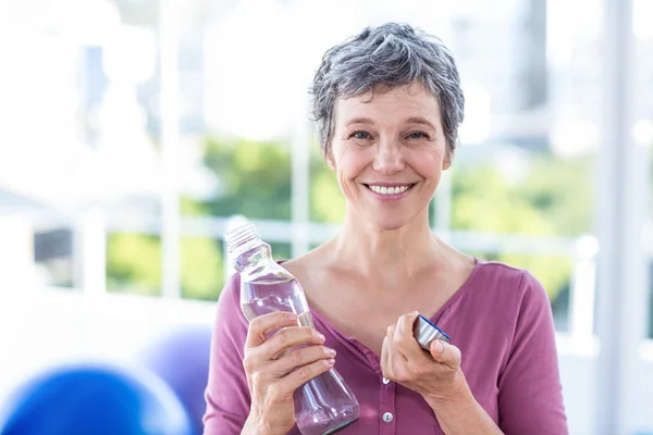 Su şişesi ile mutlu olgun kadın portresi — Stok fotoğraf