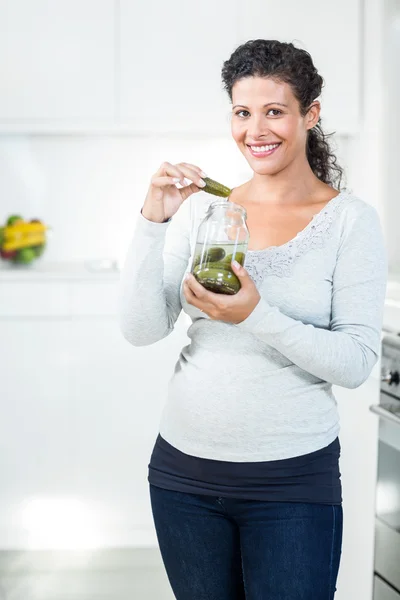 Πορτρέτο του beautful έγκυος γυναίκα τρώει ένα τουρσί — Φωτογραφία Αρχείου