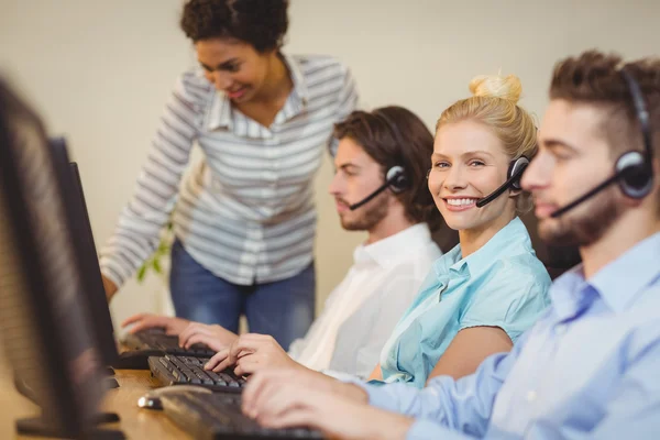 Porträt einer Geschäftsfrau mit Kollegen — Stockfoto