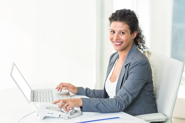 Retrato de mujer de negocios embarazada segura — Foto de Stock