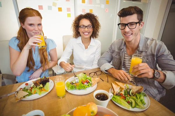 Leende business människor äter frukost — Stockfoto