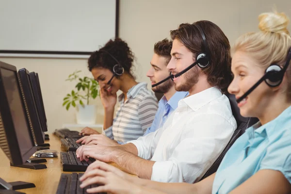 Managers werken in callcenter — Stockfoto