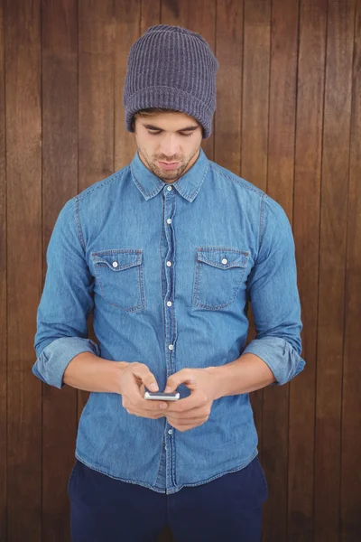 Hipster met behulp van mobiele telefoon — Stockfoto