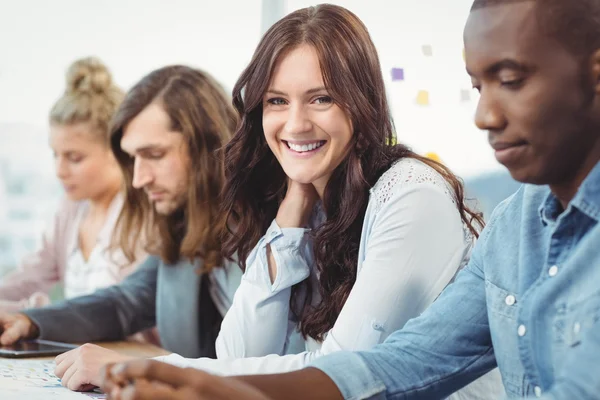 Ülő-on iskolapad-val coworkers, mosolygós nő portréja — Stock Fotó