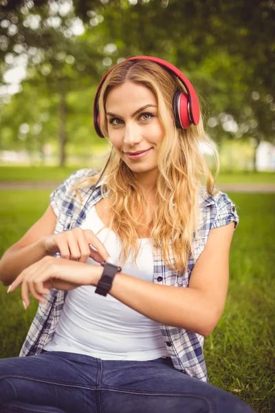 Porträt einer lächelnden Frau, die Musik hört — Stockfoto