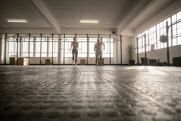 Zwei fitte Menschen starten einen Lauf — Stockfoto