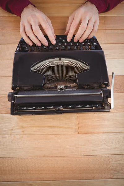 Man using typewriter at desk in office — Stock Photo, Image