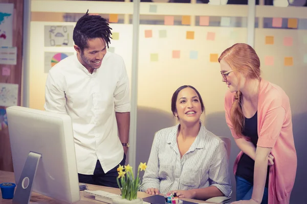 Usmívající se podnikatelky s mužský kolega v kanceláři — Stock fotografie