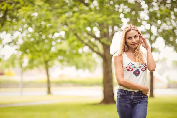 Portrait of smiling woman standing on grass — Stock Photo, Image