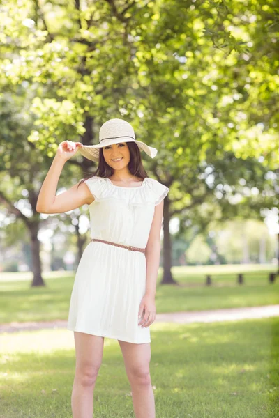 Portrait de femme heureuse confiante tenant un chapeau de soleil — Photo