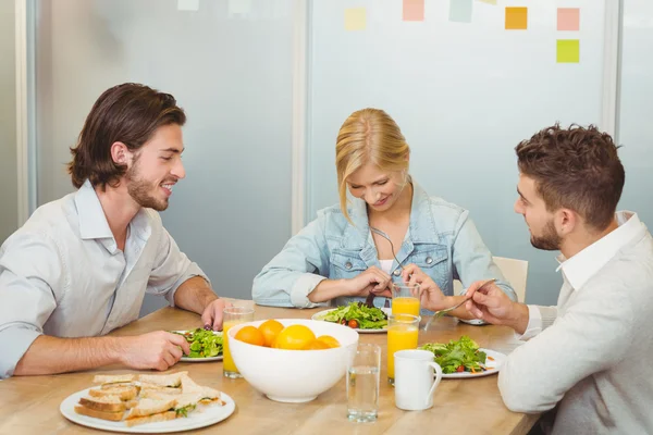 Mensen uit het bedrijfsleven na de lunch in office — Stockfoto