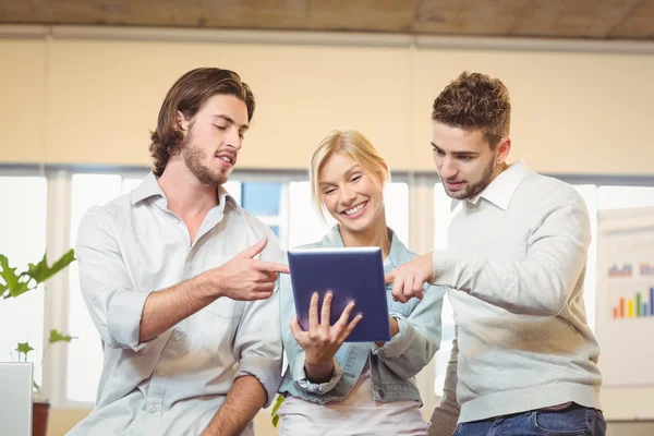 Gelukkig zakenvrouw met laptop met collega 's — Stockfoto