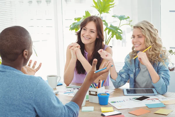 Happy business människor diskutera när de arbetade på skrivbord — Stockfoto
