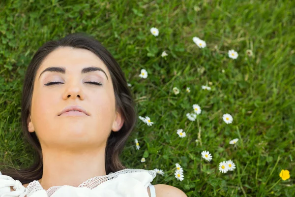 Güzel genç kadın rahatlatıcı otlakta — Stok fotoğraf