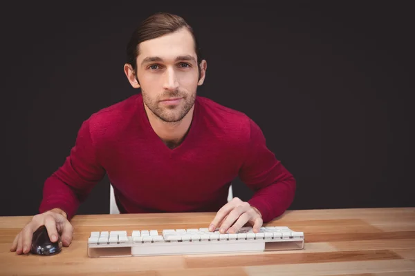 Portret van vertrouwen creatieve zakenman zit aan Bureau — Stockfoto