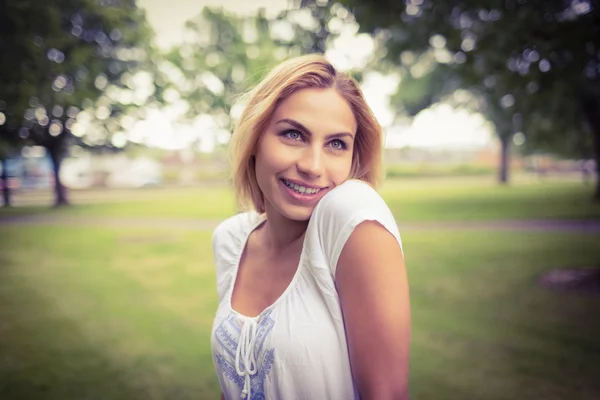 Donna felice in piedi nel parco — Foto Stock