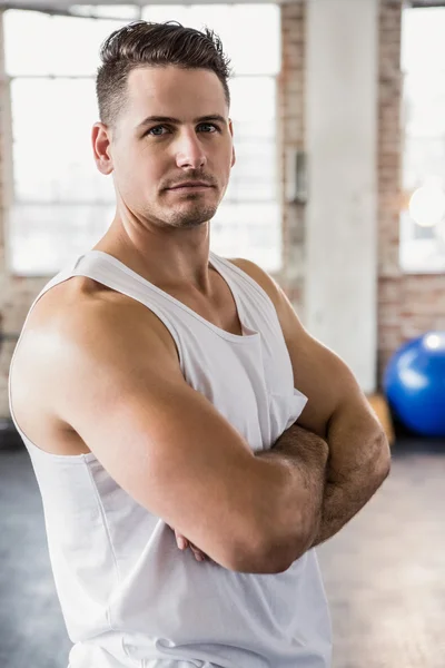 Retrato de un hombre musculoso con los brazos cruzados —  Fotos de Stock