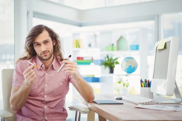 Potret hipster memegang rokok — Stok Foto