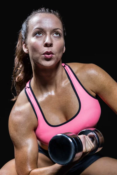 Mujer en forma haciendo ejercicio con la mancuerna — Foto de Stock