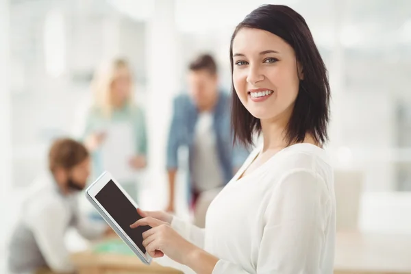 Ritratto di donna sorridente con tablet digitale — Foto Stock