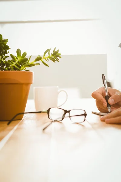 Hombre escribiendo en el libro en el escritorio en la oficina — Foto de Stock